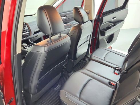 Used 2024 Nissan Pathfinder SL image 25