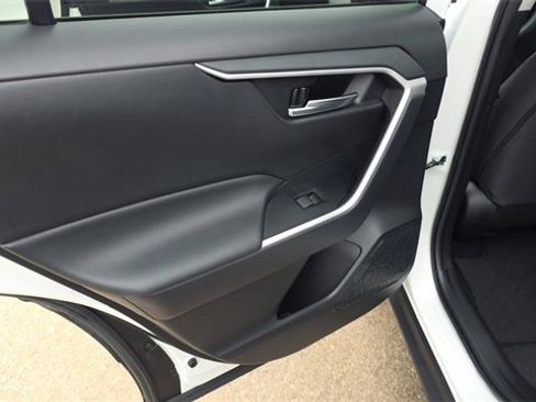 Used 2021 Toyota RAV4 XLE w/ Convenience Package image 16