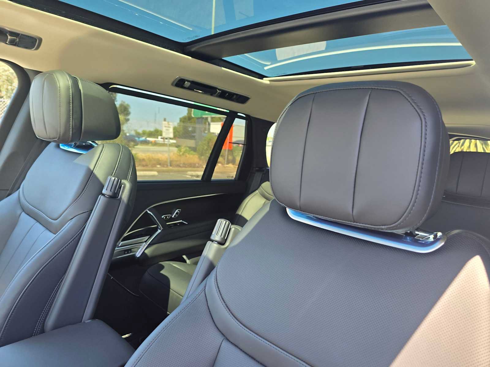 New 2026 Land Rover Range Rover Long Wheelbase SE AWD/4WD image 25