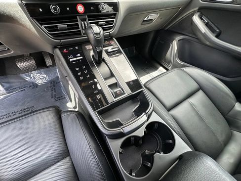 Used 2024 Porsche Macan AWD/4WD image 35
