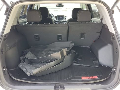 Used 2024 GMC Terrain SLE w/ Driver Convenience Package FWD image 8