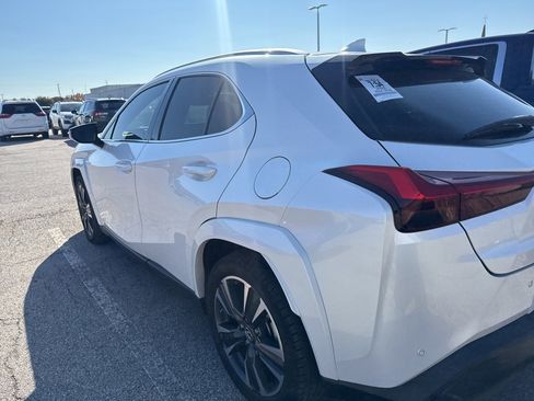 Used 2022 Lexus UX 200 w/ Premium Package image 8