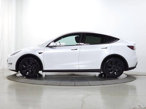 Used 2025 Tesla Model Y Long Range AWD/4WD image 2