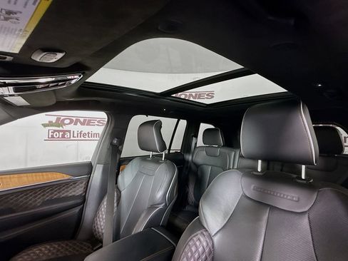 Used 2023 Jeep Grand Cherokee Summit AWD/4WD image 12