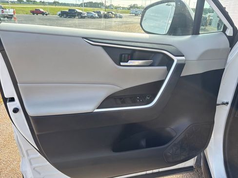 Used 2020 Toyota RAV4 XLE w/ XLE Grade Weather Package AWD/4WD image 5