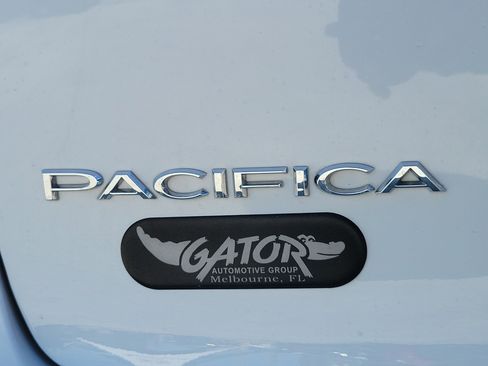 Used 2024 Chrysler Pacifica Limited w/ Uconnect Theater Family Group image 6