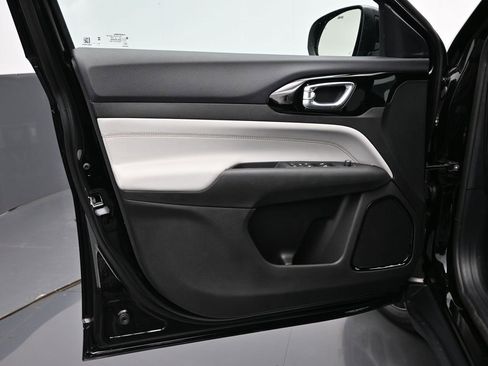 Used 2025 Jeep Compass Limited image 9