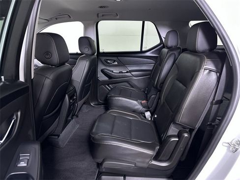 Used 2021 Chevrolet Traverse LT image 25