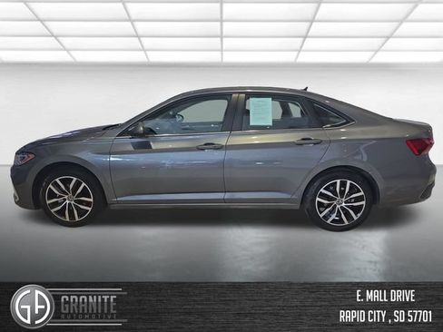 Used 2025 Volkswagen Jetta SE FWD image 2