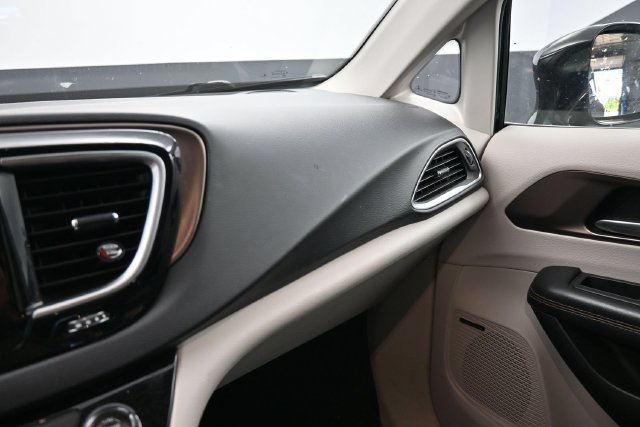 Used 2017 Chrysler Pacifica Touring-L Plus FWD image 27