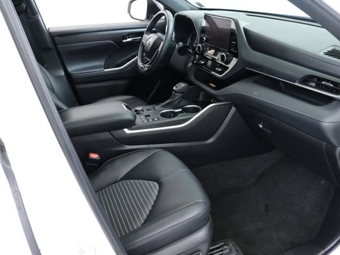 Used 2023 Toyota Highlander L image 28