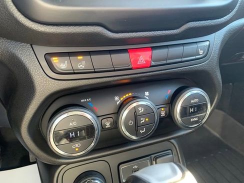 Used 2016 Jeep Renegade Limited image 18