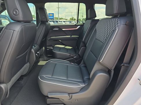Used 2025 GMC Acadia Denali FWD image 11