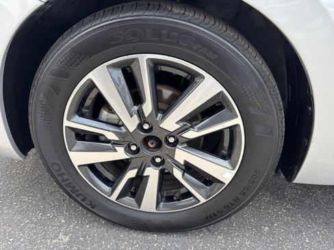 Used 2025 Nissan Versa SV FWD image 29