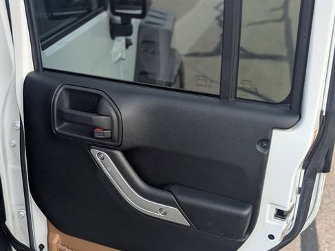 Used 2016 Jeep Wrangler Unlimited Sahara w/ Connectivity Group image 7