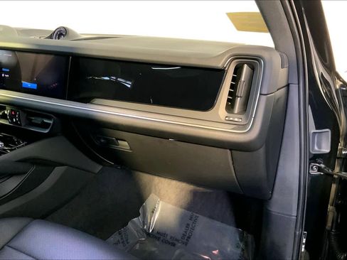Used 2025 Porsche Cayenne image 22