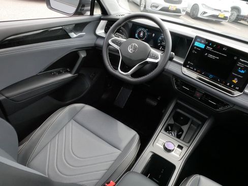 Used 2025 Volkswagen Tiguan SE AWD/4WD image 9