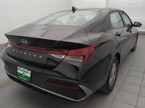 Used 2025 Hyundai Elantra SE FWD image 9