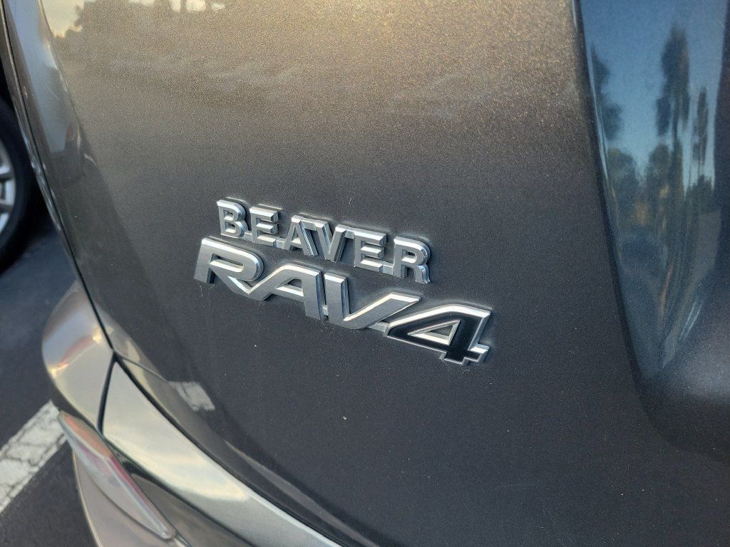 Used 2018 Toyota RAV4 LE FWD image 15