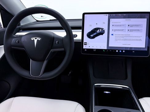 Used 2022 Tesla Model Y Long Range image 3