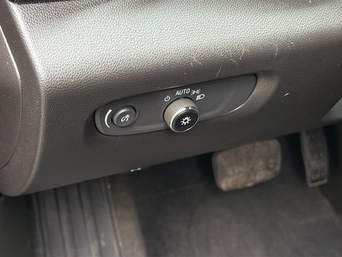 Used 2023 Chevrolet Traverse RS FWD image 10