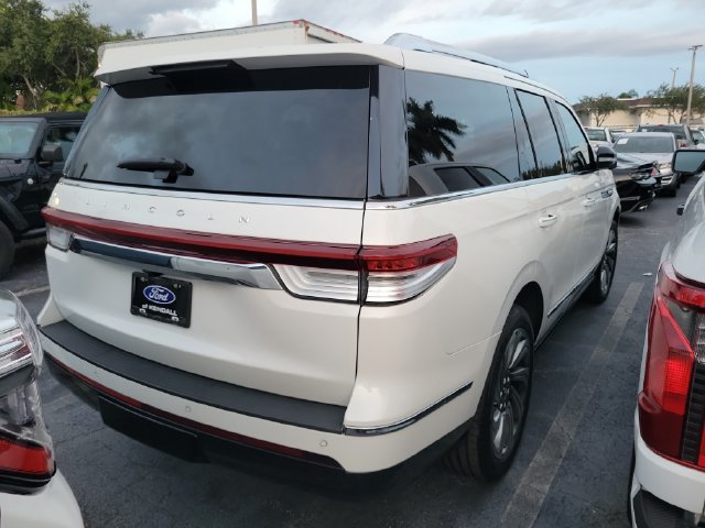 Used 2023 Lincoln Navigator Reserve RWD image 4