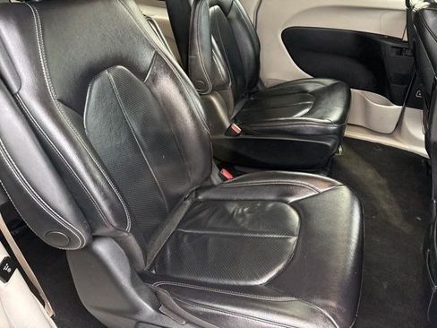 Used 2022 Chrysler Pacifica Touring-L w/ Uconnect Theater Family Group image 39