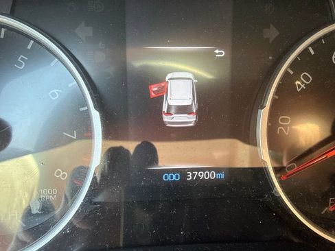 Used 2022 Toyota RAV4 XLE Premium FWD image 3