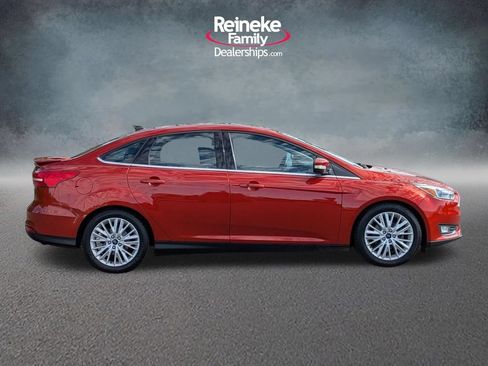 Used 2018 Ford Focus Titanium w/ Titanium Technology Package FWD image 4