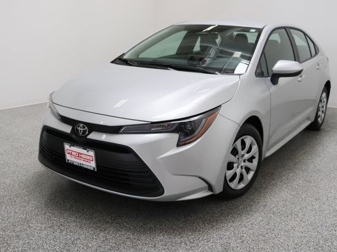 Used 2026 Toyota Corolla LE image 2