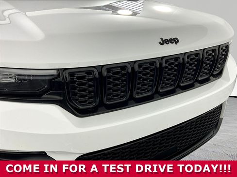 Used 2025 Jeep Grand Cherokee Limited AWD/4WD image 31