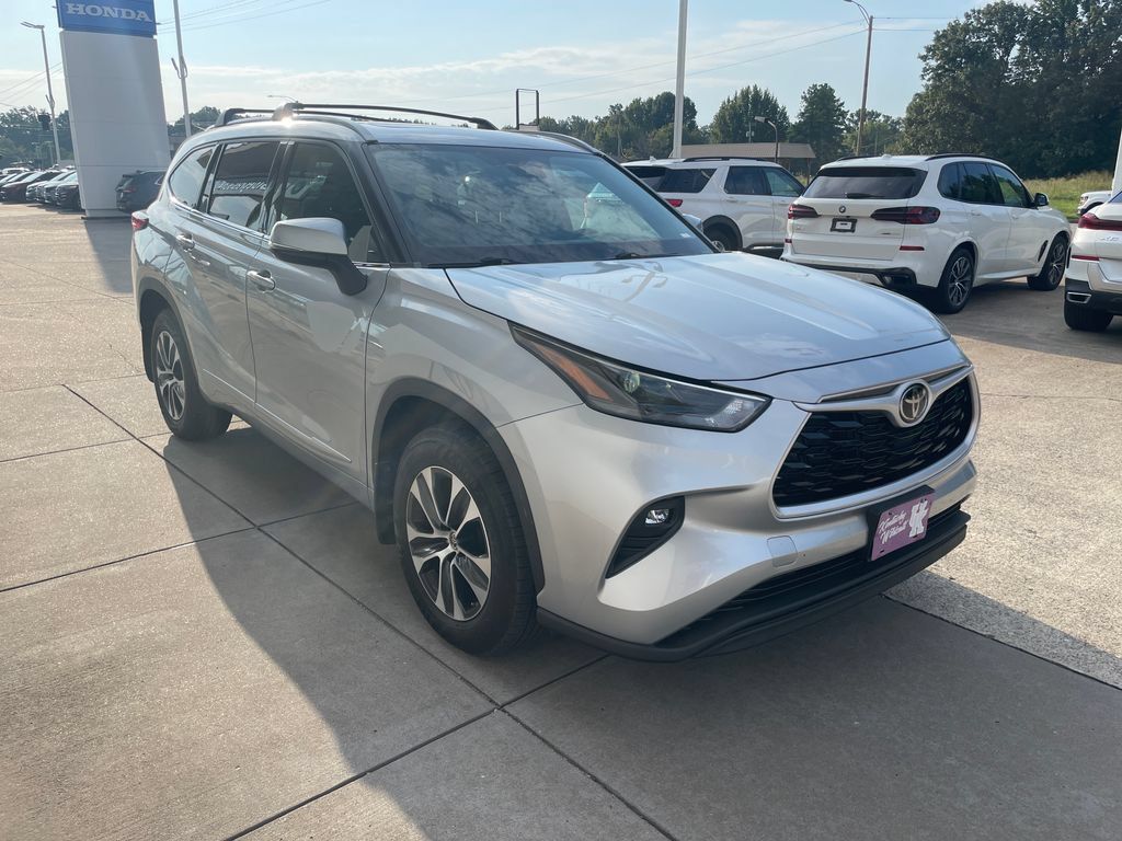 Used 2022 Toyota Highlander XLE AWD/4WD image 6