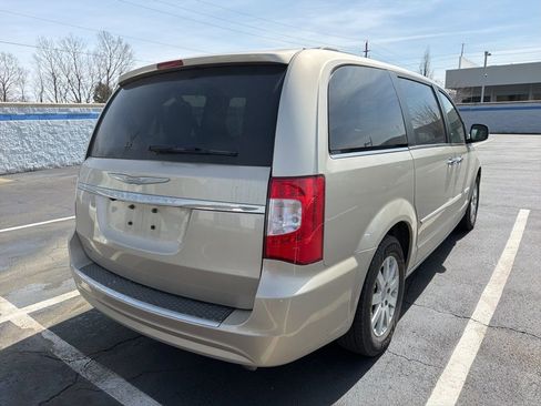Used 2015 Chrysler Town & Country Touring w/ Driver Convenience Group image 3