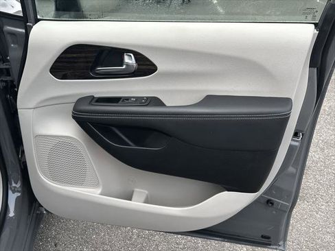 Certified 2024 Chrysler Pacifica Limited FWD image 16