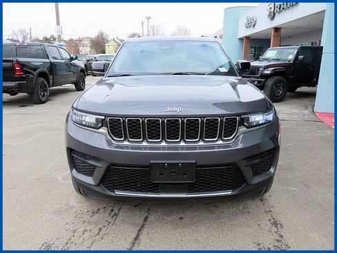 Used 2023 Jeep Grand Cherokee Laredo w/ Luxury Tech Group I AWD/4WD image 4