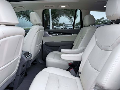 Used 2022 Cadillac XT6 Premium Luxury w/ Technology Package FWD image 15