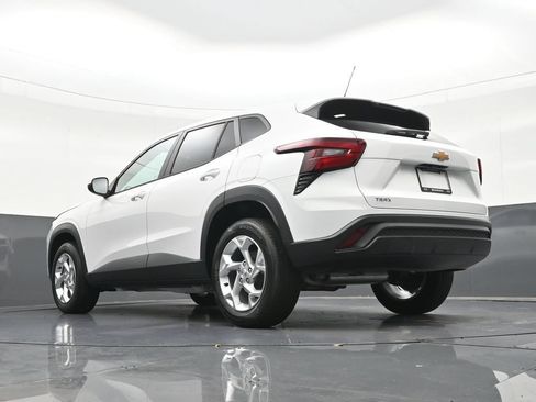 Used 2024 Chevrolet Trax LS w/ LS Convenience Package FWD image 42