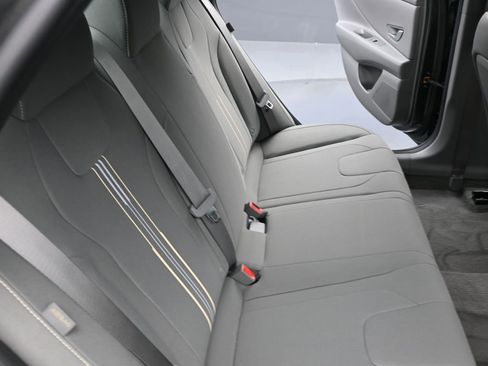 Certified 2025 Hyundai Elantra Sport image 13