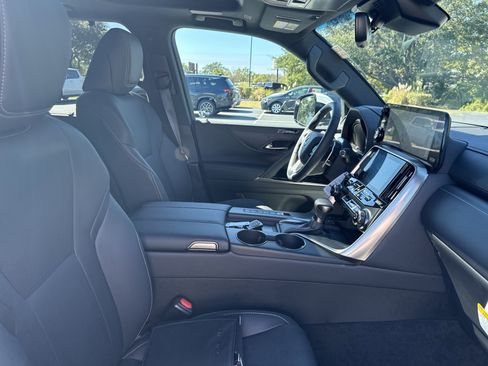 Used 2025 Lexus LX 600 4WD w/ Premium Package image 32