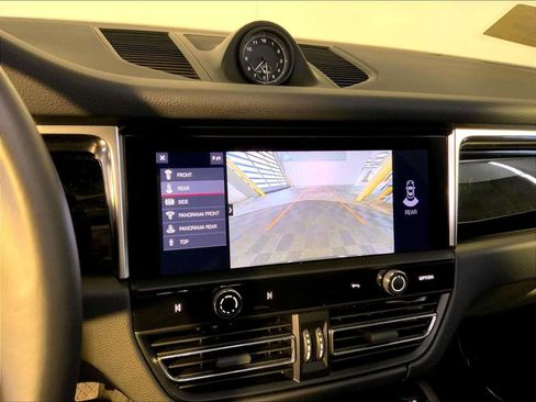 Certified 2024 Porsche Macan AWD/4WD image 31