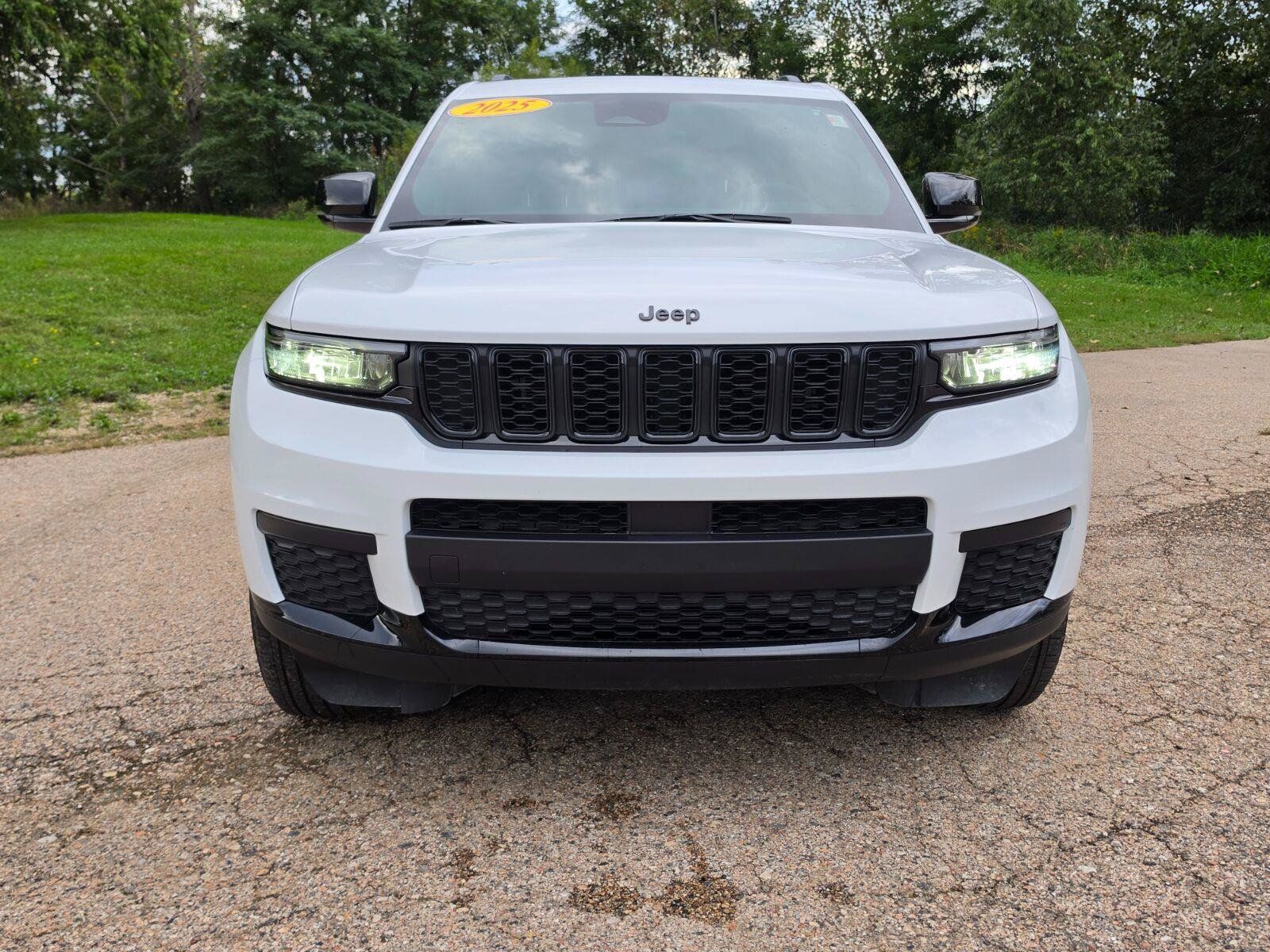 Used 2025 Jeep Grand Cherokee L Altitude AWD/4WD image 14