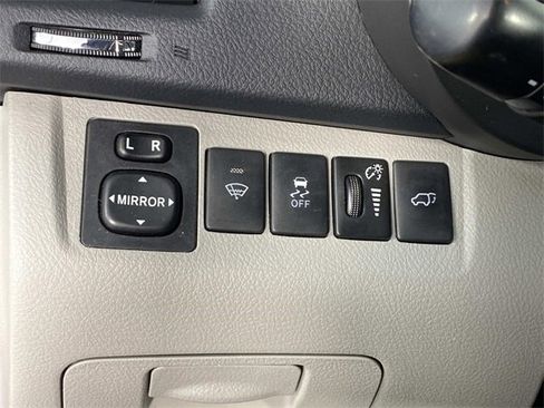 Used 2012 Toyota Highlander SE w/ Tow Pkg image 17