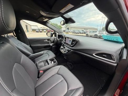 New 2027 Chrysler Pacifica Select FWD image 10