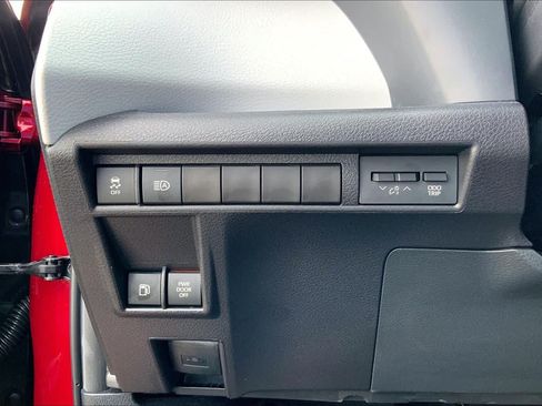 Certified 2026 Toyota Sienna XLE FWD image 33