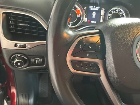 Used 2019 Jeep Cherokee Latitude Plus AWD/4WD image 23