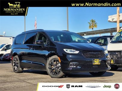 New 2026 Chrysler Pacifica Select w/ S Appearance Package