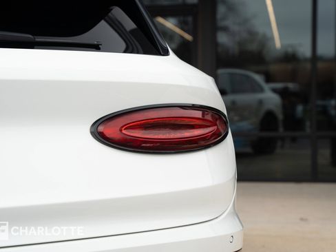 Used 2024 Bentley Bentayga image 17