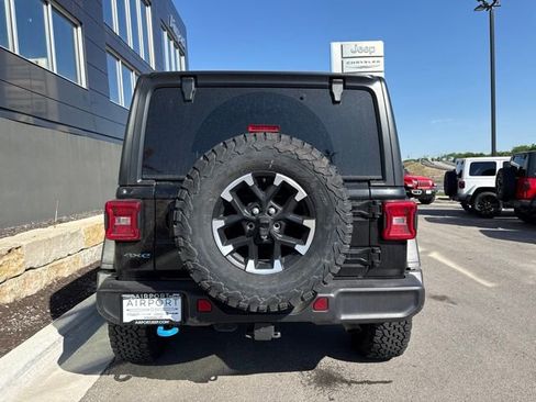 Used 2025 Jeep Wrangler Unlimited Rubicon 4xe w/ Convenience Group AWD/4WD image 4