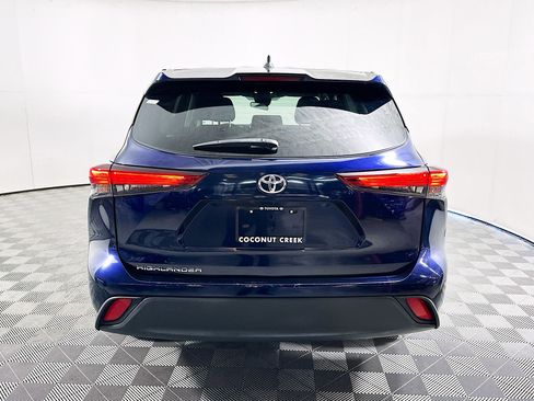 Used 2023 Toyota Highlander L image 4