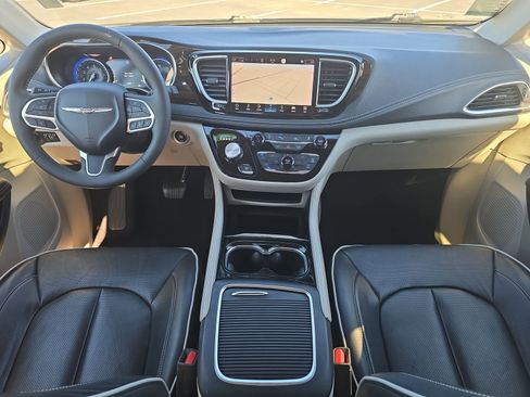 Used 2023 Chrysler Pacifica Limited image 9